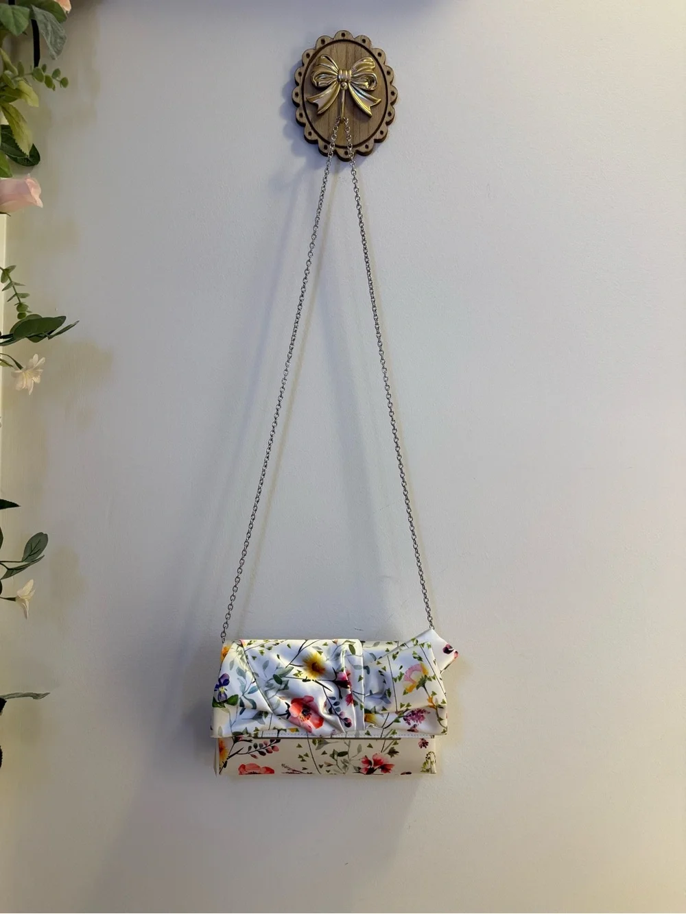 NWT Jewel by Badgley Mischka Signature Bow Envelope Clutch in Floral Pattern - Picture 8 of 11